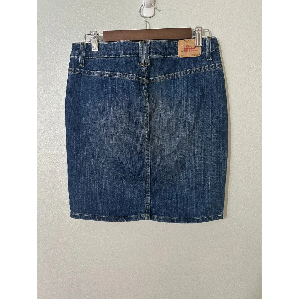 Levis Jeans Womens Medium Wash Denim Mini Skirt Size 5 Patch Pockets Stretch